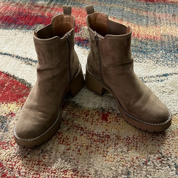 Universal Thread Crispin Chelsea Boots - Picture 11 of 11